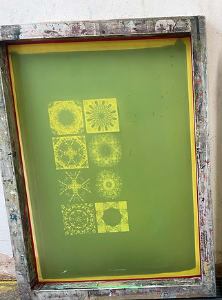 Fractal pattern screen-printing frame